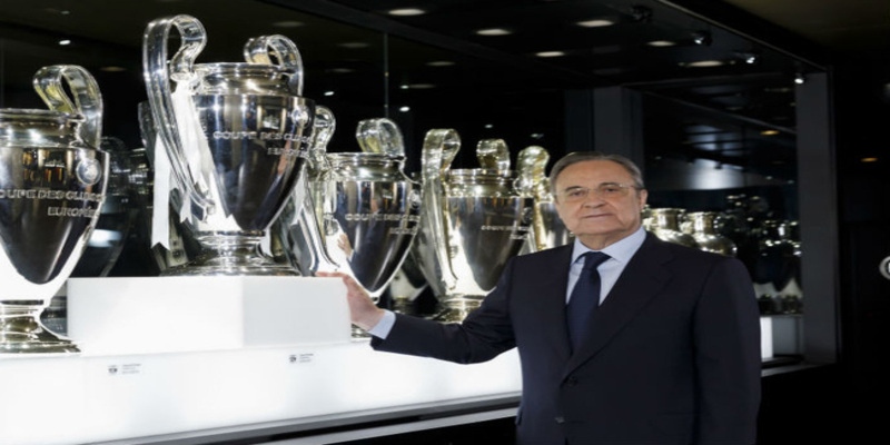 Chủ tịch Florentino Perez bên những chiếc Cup danh giá của Real Madric