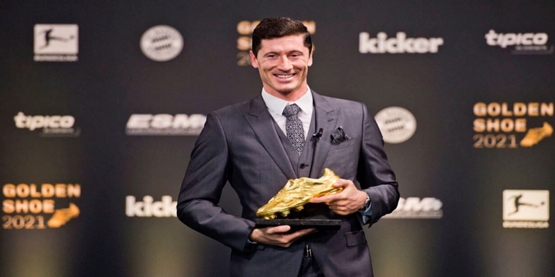 Đương kim vô địch Golden Shoe Lewandowski với giải thưởng đôi giày vàng Châu Âu