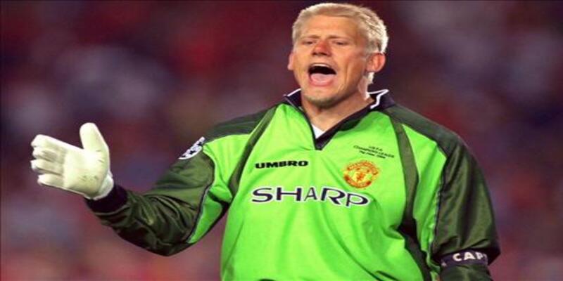 Thủ môn Peter Schmeichel khi thi đấu cho đội hình huyền thoại MU